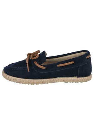 Mocasines de ante azul marino con suela de cuerda, presentando un detalle de lazo en la parte delantera y perforaciones laterales. Textura suave con un diseño casual.