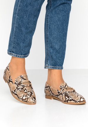 Loafer w wzór węża w kolorze beżowym, brązowym i czarnym, z płaską podeszwą i dekoracyjnym paskiem z przodu.
