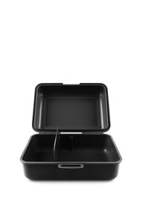 Lunch box nera in plastica con coperchio a cerniera, forma rettangolare, divisorio interno e maniglia frontale. Texture liscia, design semplice.