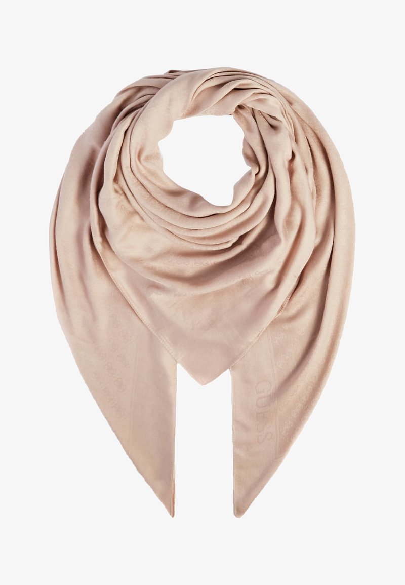 Foulard triangulaire rose clair en matière douce, avec un motif texturé et le nom de la marque "Guess" discrètement visible sur le bord.