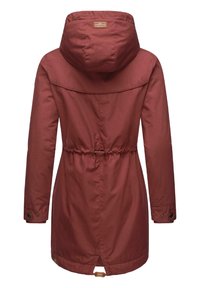 Bordo parka striukė su raišteliu juosmenyje, kapišonu ir užsegimu mygtukais, pasižyminti lygiu, tekstūruotu audiniu ir logotipo pašatu ant nugaros.