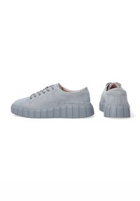 Hellgraue Wildledersneaker mit runder Zehenpartie, Schnürung und dicker Gummisohle mit horizontalen Rillen. Minimalistisches Design.