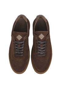 Zapatillas de ante marrón con cordones gris oscuro, puntera redonda, lengüeta acolchada y un parche de logo en forma de diamante en el costado. Suela de goma texturizada.