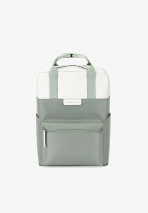 Zaino grigio e bianco con un design strutturato, dotato di una tasca anteriore con zip, manici superiori e spallacci regolabili. Realizzato in tessuto resistente.