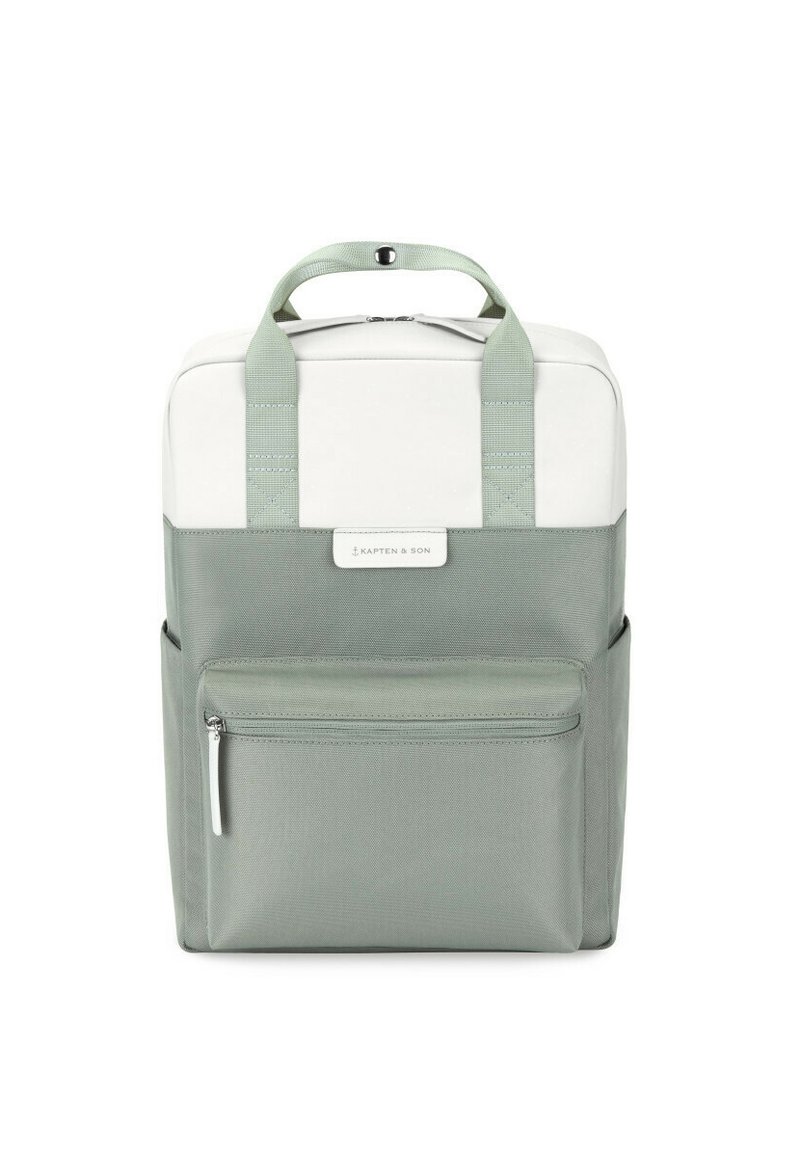 Mochila gris y blanca con un diseño estructurado, que cuenta con un bolsillo frontal con cremallera, asas superiores y correas ajustables. Fabricada con un material duradero.