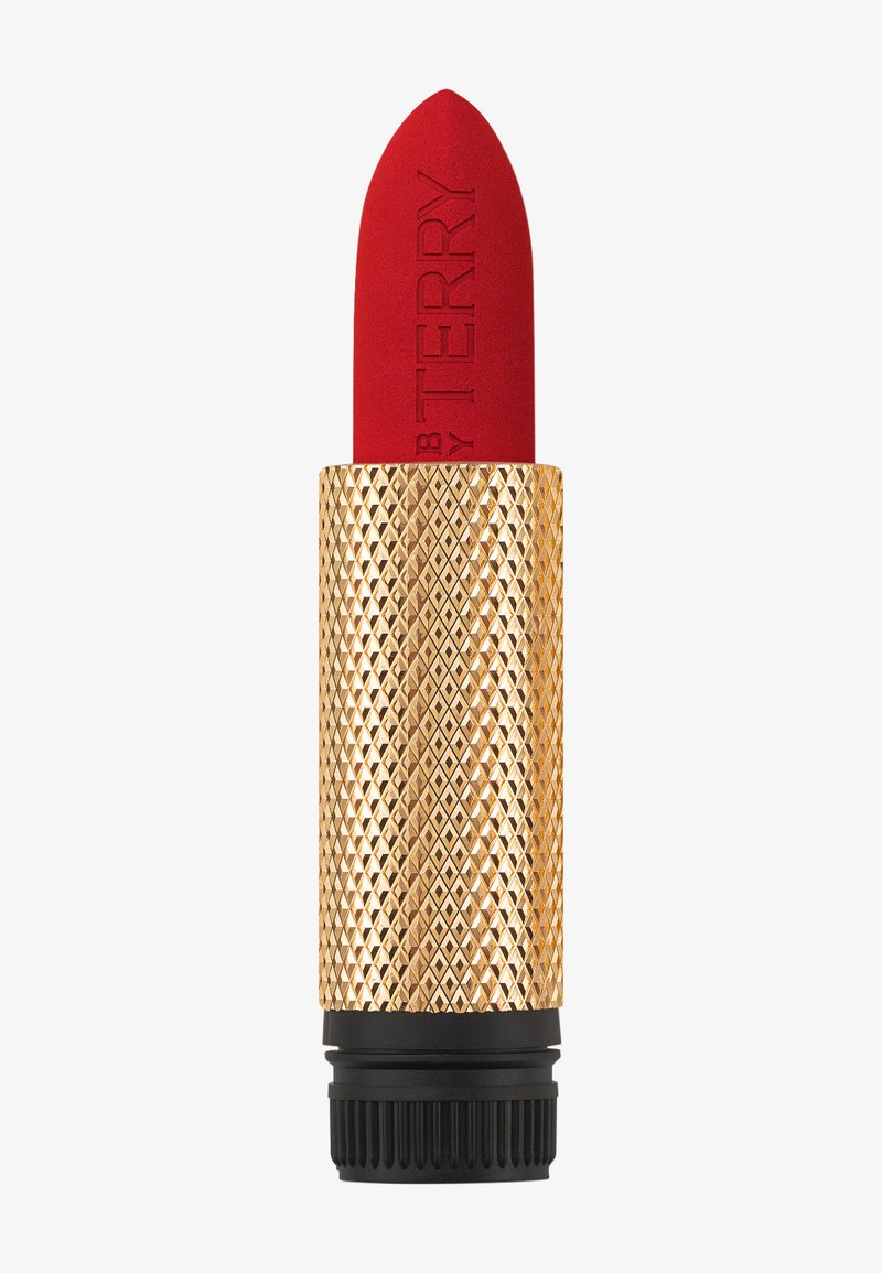 Rode lippenstift met een matte afwerking, verpakt in een gouden, textuurgegeven, diamanten patroon tube. Zwarte basis met een draaimechanisme voor applicatie.