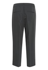 Pantalons gris coupés avec une texture lisse, deux poches arrière et une coupe droite. Conçus avec des accents minimalistes et une coupe classique.