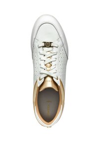 Sneaker in pelle bianca con accenti dorati, design laterale perforato, lacci bianchi piatti e dettaglio del logo dorato sulla linguetta.
