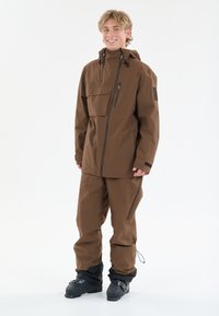 Brun vandtæt skijacket og bukser med sorte accenter, udstyret med en lynlåsfront, justerbar hætte og lommer på brystet og bukserne.