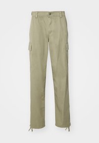 Pantalones cargo color caqui de algodón, con una cintura elástica, dos bolsillos laterales y cordones en los tobillos.
