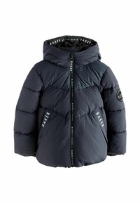 Chaqueta de abrigo azul marino con cuello alto, cremallera frontal, detalles del logotipo y diseño acolchado. Textura suave y aislante para mantener el calor.