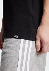 adidas Sportswear CAMO LINEAR GRAPHIC TEE - Camiseta estampada - black