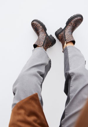 LOLA CASADEMUNT Bottines à plateau - leopard