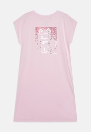 Vestido corto de manga corta color rosa con un gráfico de un gato con gafas de sol y puntos decorativos en un diseño rectangular. Tejido suave, corte relajado.