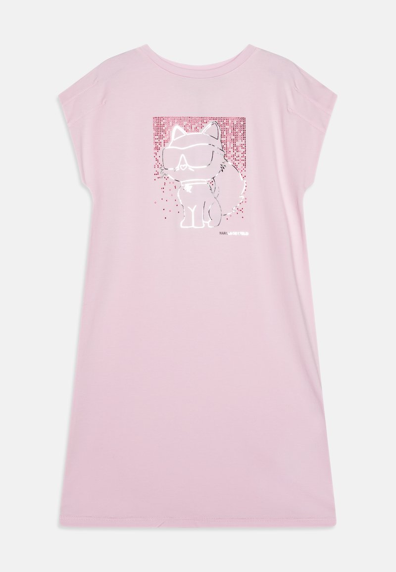 Rosa kortärmad klänning med en kattgrafik som har solglasögon och dekorativa prickar i en rektangulär design. Mjukt tyg, avslappnad passform.