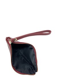 Borse in pelle borgogna con interno in tessuto nero, zip dorata e tracolla. La zip si apre per rivelare un ampio rivestimento liscio.