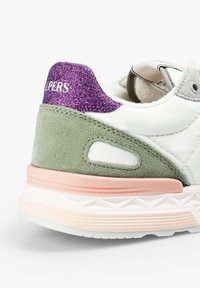 Zapatilla con parte superior de cuero blanco, acentos de ante verde y una lengüeta de talón morada brillante. La suela tiene un diseño multicapa en rosa y blanco.