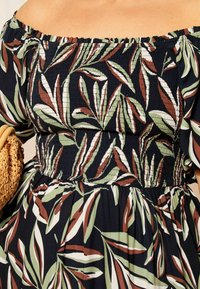 Curves Like These SHIRRED - REGULAR FIT - Denné šaty - black palm