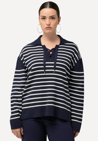 Marineblau- und weißen gestreiften Pullover mit Kragen, Schnürung an der Vorderseite und langen Ärmeln aus einem weichen Strickmaterial.