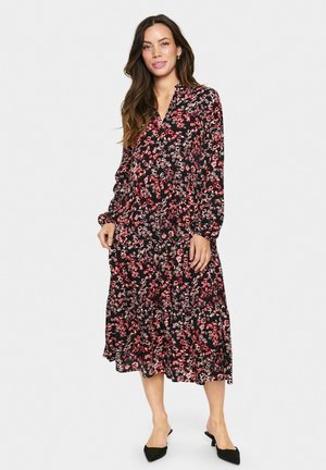 Schwarzes Maxi-Kleid mit langen Ärmeln, das mit einem lebhaften rosa und roten Blumenmuster, weichem Stoff und einem fließenden Schnitt überzeugt.