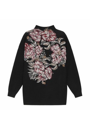 Schwarzer Pullover mit botanischem Stickmuster, das rote und graue Blumen zeigt. Mit langen Ärmeln und hohem Kragen.