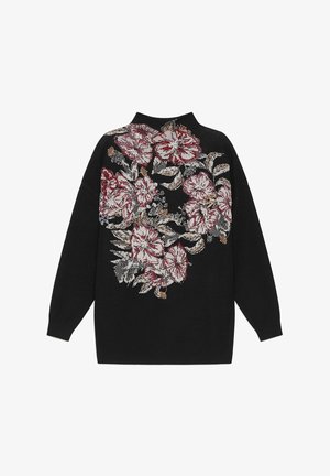 Pull noir avec un motif brodé botanique comprenant des fleurs rouges et grises. Il présente des manches longues et un col haut.