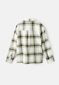 Groene en witte geruite shirt met lange mouwen, voorzien van een knoopsluiting en een klassieke kraag. Het materiaal lijkt lichtgewicht en heeft een soepele textuur.