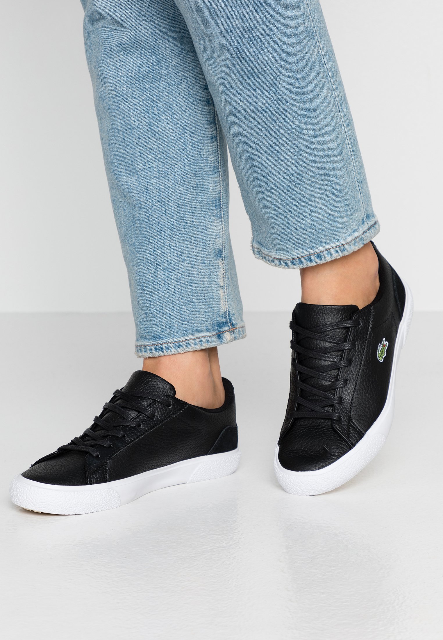 lacoste lerond trainers black