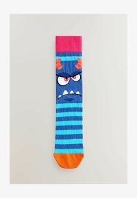 Calcetín rayado en azul y turquesa con diseño de monstruo con cuernos, ojos enfadados y puntera naranja. Parte superior acanalada en rosa.