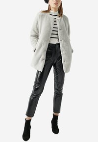 Stradivarius Abrigo corto - grey