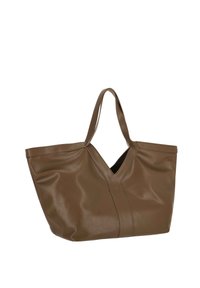 Bolso tote de cuero marrón con una apertura en forma de V, parte superior ancha y dos asas largas. Textura suave con detalles sutiles de costura.