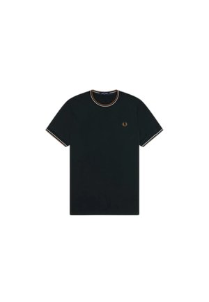 Schwarzes T-Shirt mit kurzen Ärmeln und Rundhalsausschnitt, mit dünner weißer und brauner Umrandung am Kragen und an den Ärmeln sowie kleinem goldenem Logo auf der linken Brust.