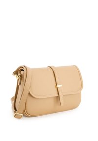 Beige Leder Crossbody-Tasche mit einem Klappenverschluss, goldenen Hardware-Akzenten und einem abnehmbaren Tragegurt. Glatte Textur, rechteckige Form.