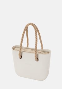 Hvid tote bag med en glat overflade, beige rebhåndtag og sølvfarvede øjer. Indvendigt er der et brunt lynlåslommer.