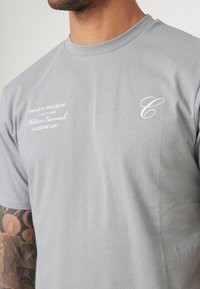 CLOSURE London STACKED SCRIPT  TEE - Majica kratkih rukava s printom - grey