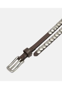 Brązowy skórzany pasek z metalową klamrą, zdobiony srebrnymi ćwiekami równomiernie rozmieszczonymi po jednej stronie. Gładka struktura i klasyczny design.