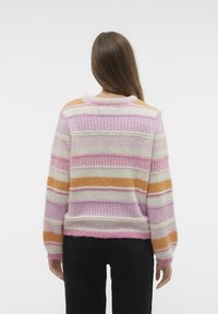 Gestrickter Pullover mit mehrfarbigen Streifen in Pink, Orange und Creme. Mit Rundhalsausschnitt und gerippten Bündchen. Weiche, flauschige Textur.