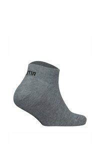 Harmaan nilkkasukan, joka on valmistettu pehmeästä ja joustavasta materiaalista. Sukan varressa on ribbaus, ja sen pinta on sileä, vahvistetuilla varpailla ja kantapäällä.