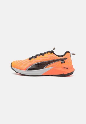 Chaussure de running Puma orange vif avec logo noir, lacets noirs, semelle intermédiaire blanche et semelle extérieure noire texturée.