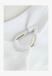 Sélectionné, white silver trim hardware detail