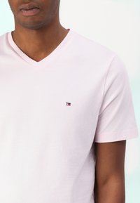 Tommy Hilfiger ESSENTIAL V NECK - Basic T-shirt - light pink