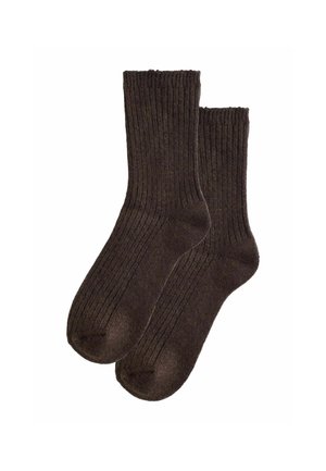 Paar dunkelbraune gerippte Strick-Crew-Socken flach ausgelegt, die Textur und Form zeigend, auf weißem Hintergrund.