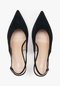 Zwarte suede slingbackhakken met een spitse neus, open zijkanten en een lichtgekleurde binnenzool met een zilveren logo. Verstelbaar enkelbandje.