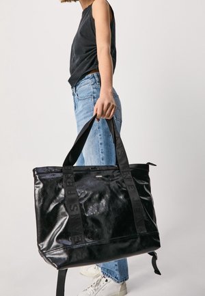 Sac fourre-tout en cuir noir avec des anses embossées du logo. Présente une texture brillante et une forme rectangulaire structurée, adaptée à un usage décontracté.