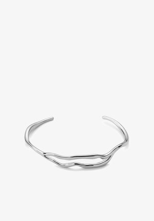 Åpen sølvcuffarmbånd med to bølgeformede, sammenvevde bånd som danner et abstrakt, minimalistisk design.