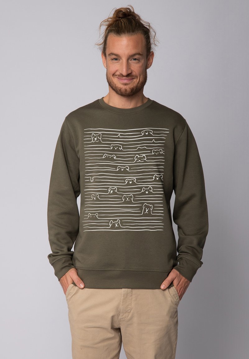 Olijfgroen sweatshirt met lange mouwen, voorzien van een witte lijntekening van honden over de borst. Zachte, katoenmix stof.