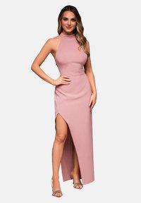 Robe midi rose avec un col haut et une fente sur le côté. Fabriquée en tissu lisse, elle présente une silhouette ajustée et aucun motif visible.