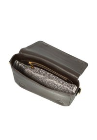 Siva usnjena torba z teksturirano zunanjostjo in zlatim okovjem. Notranjost vsebuje žep na zadrgo in obložitev s potiskom ter logotipom "BOGNER".