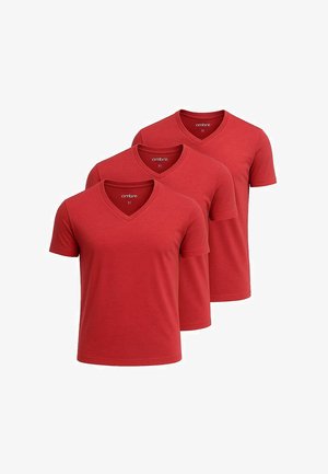 Tre t-shirt rosse a scollo a V realizzate in cotone, con maniche corte e una texture liscia. Ogni maglietta è etichettata "ombre" nel colletto.