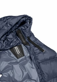 Giubbotto imbottito blu navy con una texture lucida e trapuntata. Presenta un cappuccio, una zip nera e un'etichetta interna con dettagli in rete.